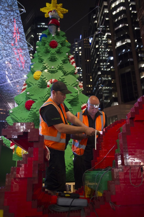 高達十公尺的聖誕樹總共用了50萬顆小積木。(圖片來源／mashable）