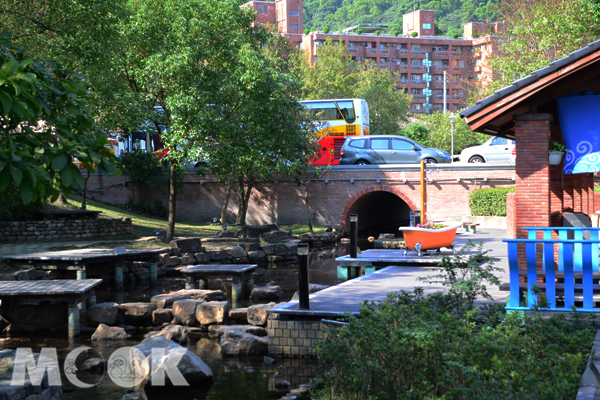 湯圍溝公園，半戶外泡腳池，供遊客免費使用。(攝影／MOOK景點家廖啟佑）