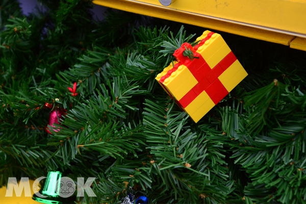 由積木組成的小禮物點綴聖誕樹，充滿童趣!(攝影／MOOK景點家廖啟佑）