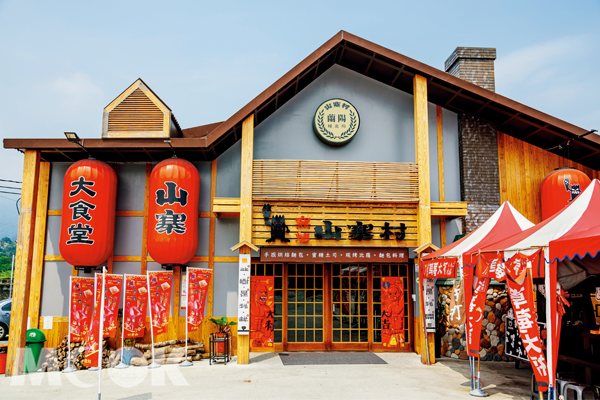 山寨村是座麵包專賣店，並附設餐廳，以虛擬傳說做規劃，整體趣味性高而成為著名景點。(圖片提供／墨刻編輯部)