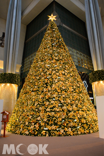 金黃色的聖誕樹，滿滿的都是禮物盒及101的LOGO組成。(攝影／MOOK景點家廖啟佑）