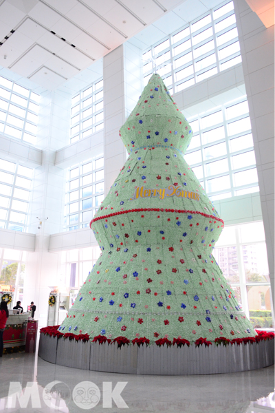 101金融大樓內聖誕樹，以環保為主要訴求。(攝影／MOOK景點家廖啟佑）