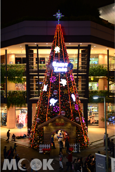 新光三越打造21公尺高的聖誕樹，為信義區最高。(攝影／MOOK景點家廖啟佑）