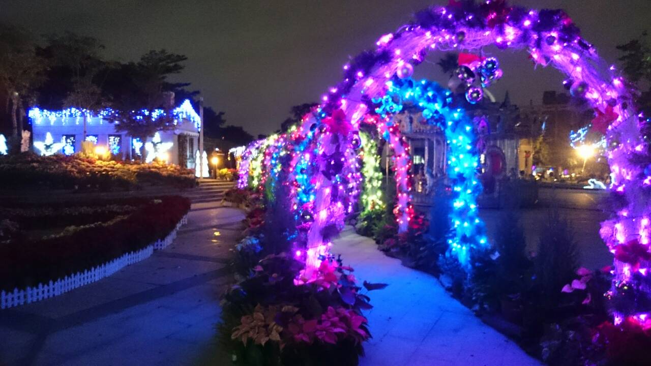 今年打造了燈飾隧道，讓公館聖誕季多了個浪漫角落。(圖片來源／自來水園區）