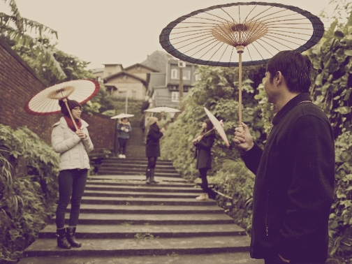 遊客可在太子賓館入口處免費租借紙傘，模仿嚴澤坤、志村雅子劇中場景。(圖片來源／新北市文化局）