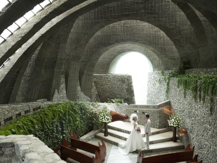 石之教堂圓弧形結構推砌出了最獨一無二的婚禮教堂。(圖片來源／wedding.mynavi）