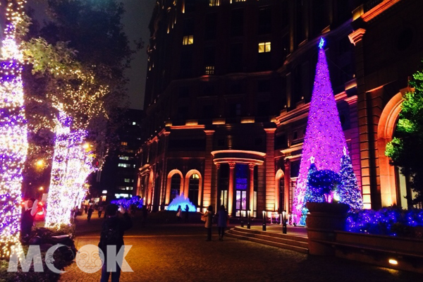 搭配酒點的華麗古典建築，亮眼的聖誕樹顯得特別好看。(攝影／Tracy）