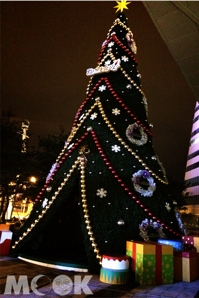 中國信託點亮高達15公尺的公益耶誕樹，打造LOVE聖誕城。(攝影／Howard)