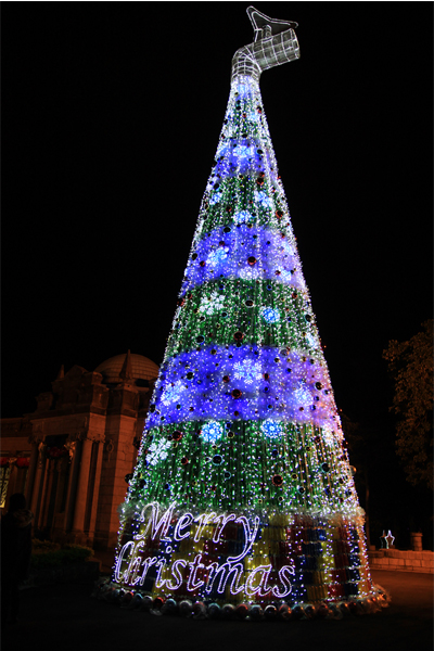 四萬支寶特瓶打造15公尺高聖誕樹，別具環保意義。(圖片來源／自來水園區）