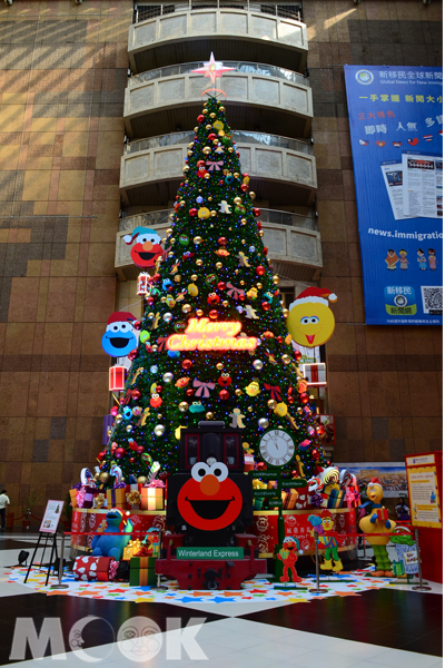 芝麻街聖誕樹高達17.8公尺，是市內最高聖誕樹。(攝影／MOOK景點家廖啟佑)