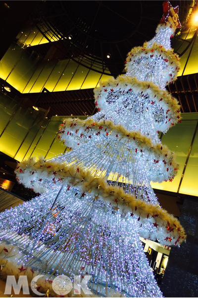 京站打造銀白聖誕，漫天飛舞浪漫雪花，十分吸睛。(攝影／Angela)