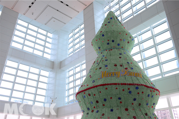 101金融大樓聖誕樹由回收的寶特瓶打造。(攝影／MOOK景點家廖啟佑）