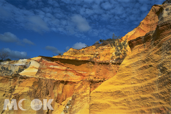 色彩斑斕的沙岩峭壁景觀。(圖片提供／昆士蘭觀光局）