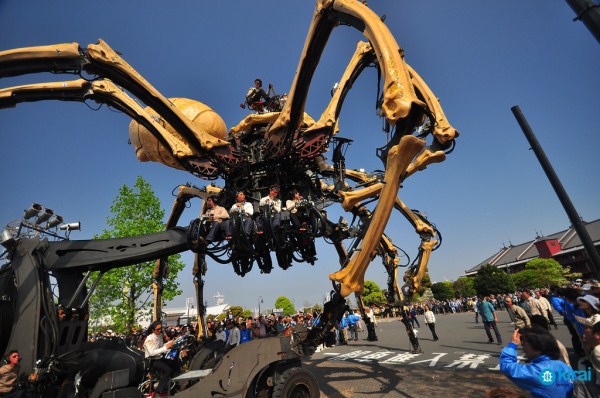 高大的機器蜘蛛，遊客們就坐在他的下腹處。(圖片來源／chuansongme）