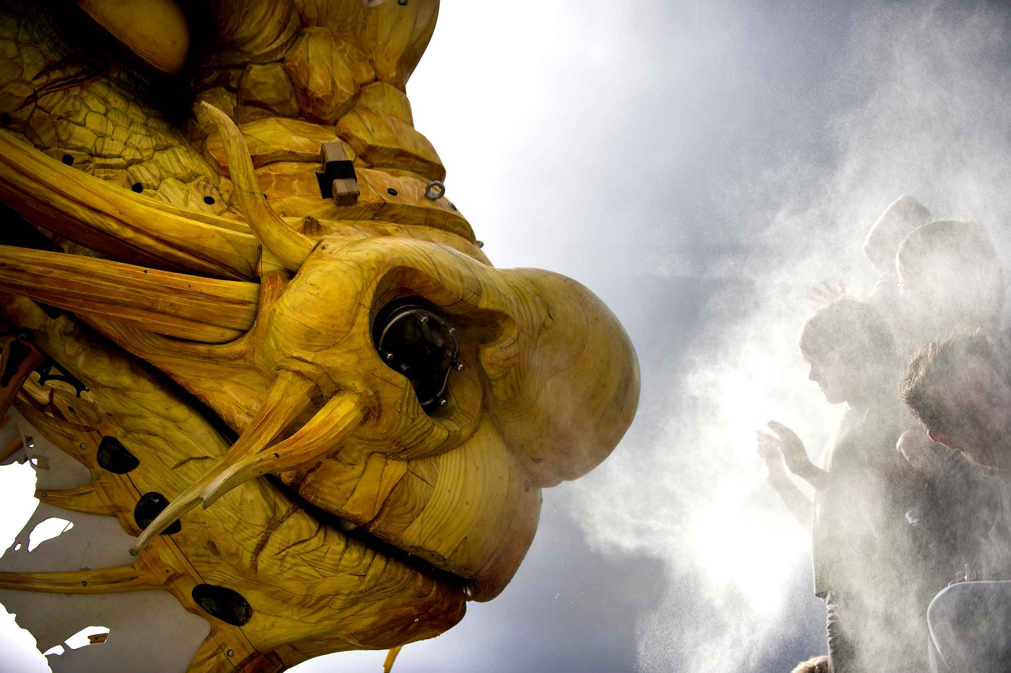 像卡通片場景般，高傲的龍向渺小的人類嗆了煙。(圖片來源／europe）