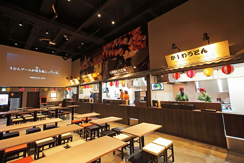 大阪烏龍麵博物館以江戶村祭典風格打造美食街。(圖片來源／大阪うどんミュージアム）