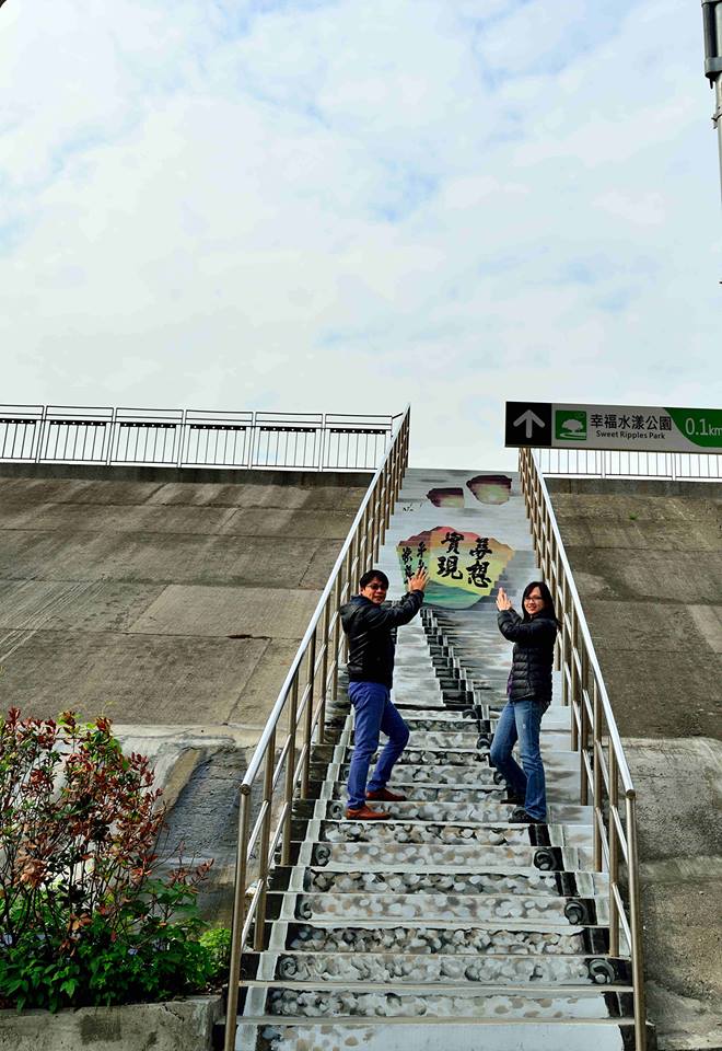 天燈呈祥，此座樓梯位於三重中山路與疏洪東路一段交接口(中山橋下)。(圖片來源／新北市水利局）