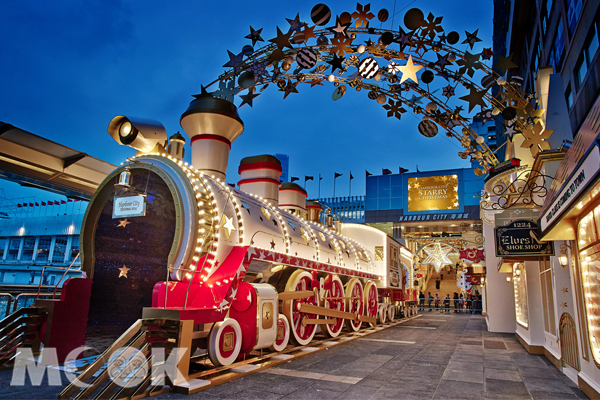 聖誕火車晚上配合燈光效果看起來更加浪漫。 (圖片提供／海港城）