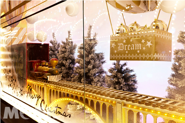 各式各樣金黃耀眼的飾品散佈在聖誕期間的海港城中。 (圖片提供／海港城）