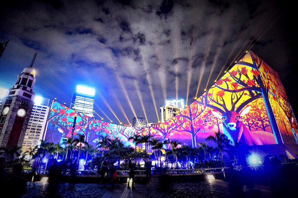 全新的光雕匯演，帶給遊客獨一無二的視覺饗宴。(圖片來源／香港迪士尼樂園)