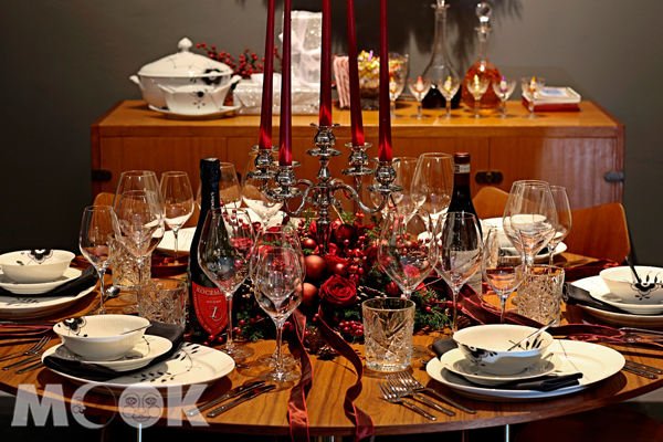 黑色大唐草- 會跳舞的聖誕餐桌。(圖片提供／皇家哥本哈根手繪名瓷）