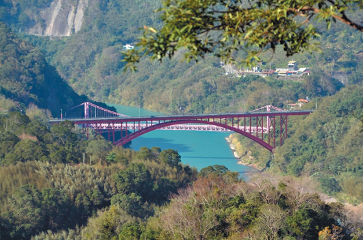 在小烏來風景區水圳古道沿途，可遠眺羅浮雙橋。(圖片來源／風管處）