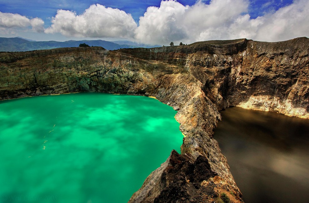 印尼五彩湖，火山湖顏色會因化學反應而改變。(圖片來源／buzzfeed）