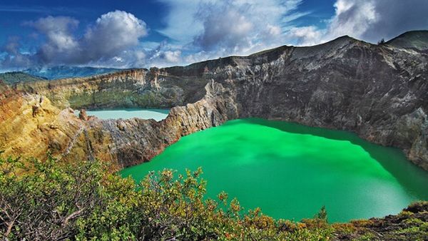 印尼五彩湖，火山湖顏色會因化學反應而改變。(圖片來源／travellparadise）