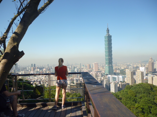 象山步道攝手平台景觀開闊。(圖片來源／台北市大地處）