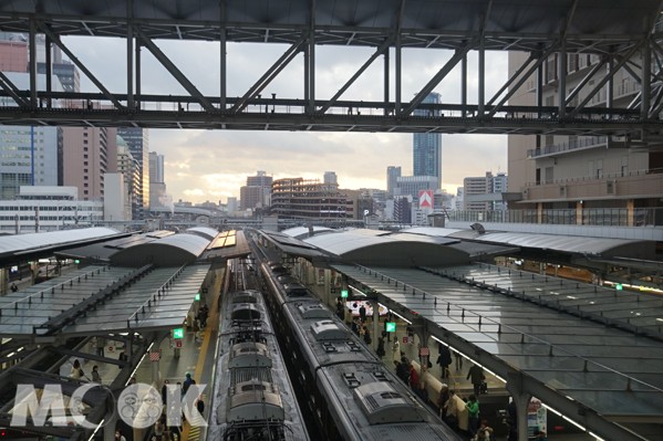 大阪站交通繁忙，可連通日本許多觀光勝地，使用Tourist Pass可方便從大阪前往許多景點。（攝影／MOOK景點家旅遊生活網張盈盈）