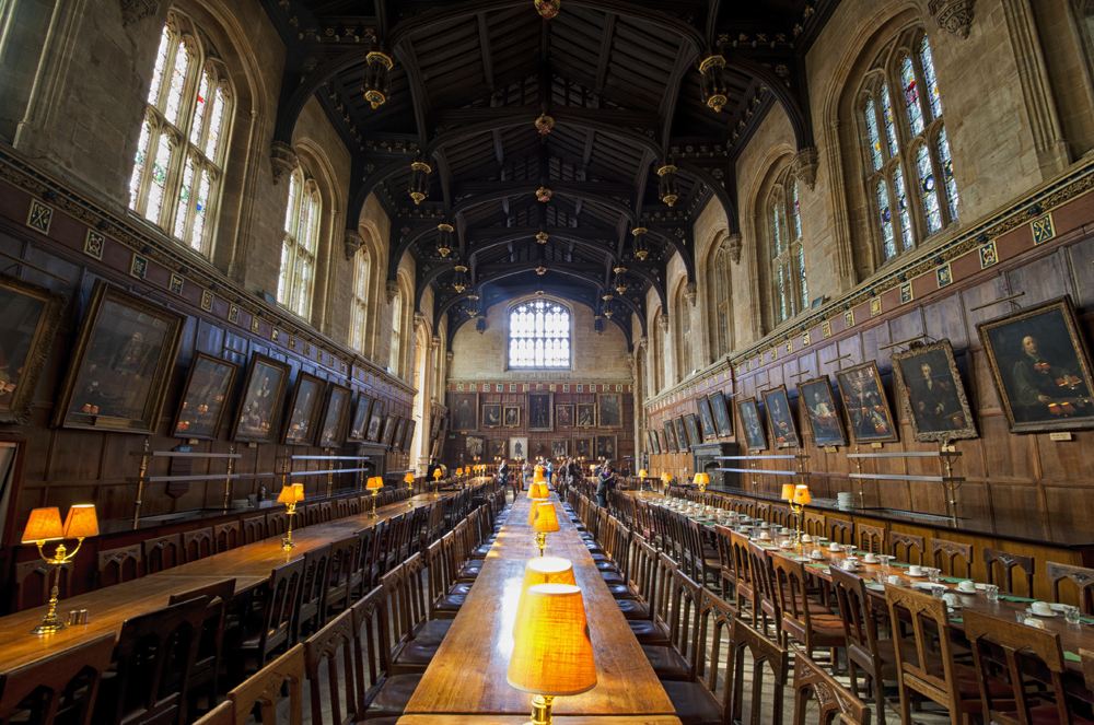 在牛津大學基督教堂學院取景。(圖片來源／BuzzFeed）