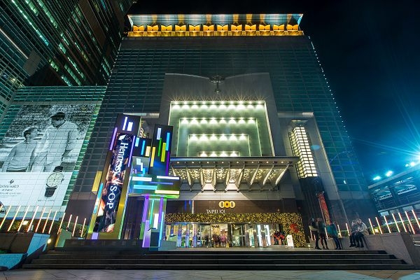 軒尼詩V.S.O.P於台北101購物中心松智路口的色彩編碼裝置，高8米5，跨年夜將有DJ現場打碟放送舞曲。(圖片來源/TAIPEI 101)