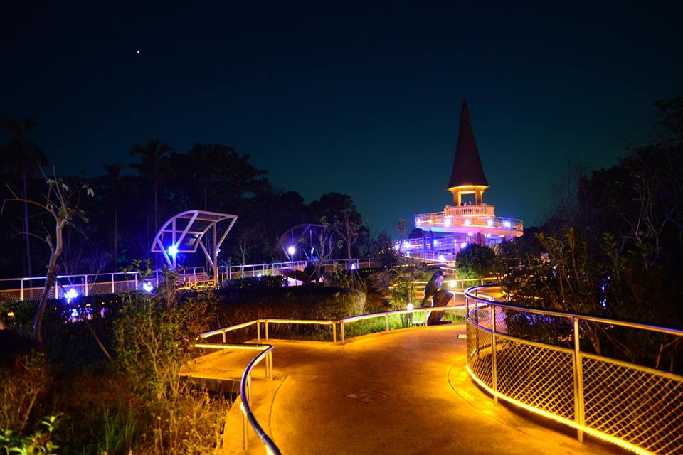 歐式城堡景觀台在夜裡發著光，浪漫非凡。(圖片來源／南投縣猴探井遊憩區 天空之橋）