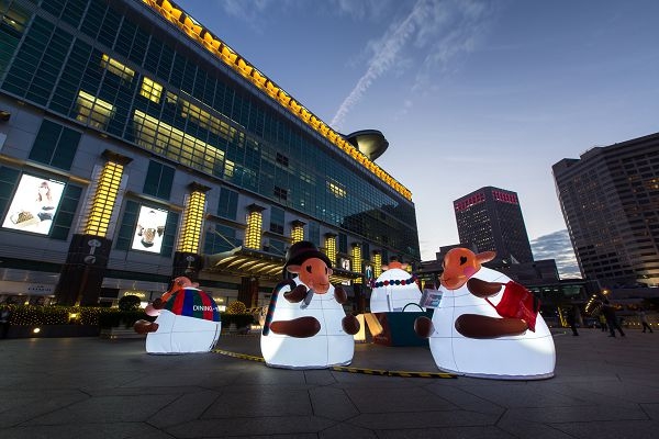 「台灣飛羊迎新年」公共藝術展，即日起至20150308止。(圖片來源TAIPEI 101)