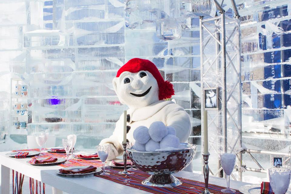 冬季狂歡節每年都將票選一名狂歡節之王穿上雪人衣。(圖片來源／Carnaval de Québec）