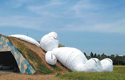 應景的月兔由黃色小鴨之父霍夫曼所創作，是今年話題性與人氣皆高的景點(圖片來源／2014桃園地景藝術節)