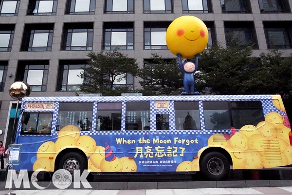 「月亮守護幸福城市」大型公車裝置藝術於11月1日揭幕啟用，參觀人潮相當可觀。(攝影／MOOK景點家張盈盈）
