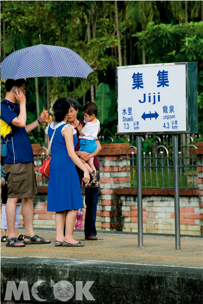 集集老街，逛逛火車站騎騎腳踏車是一定要的行程。(圖片提供／墨刻編輯部)