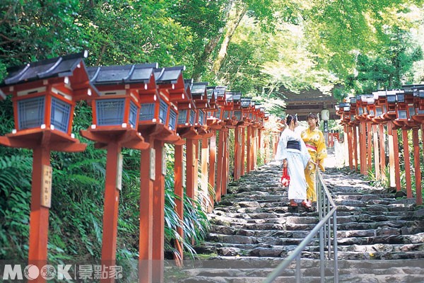 春夏時節，貴船神社前方階梯綠意盎然。(圖片提供／墨刻編輯部）