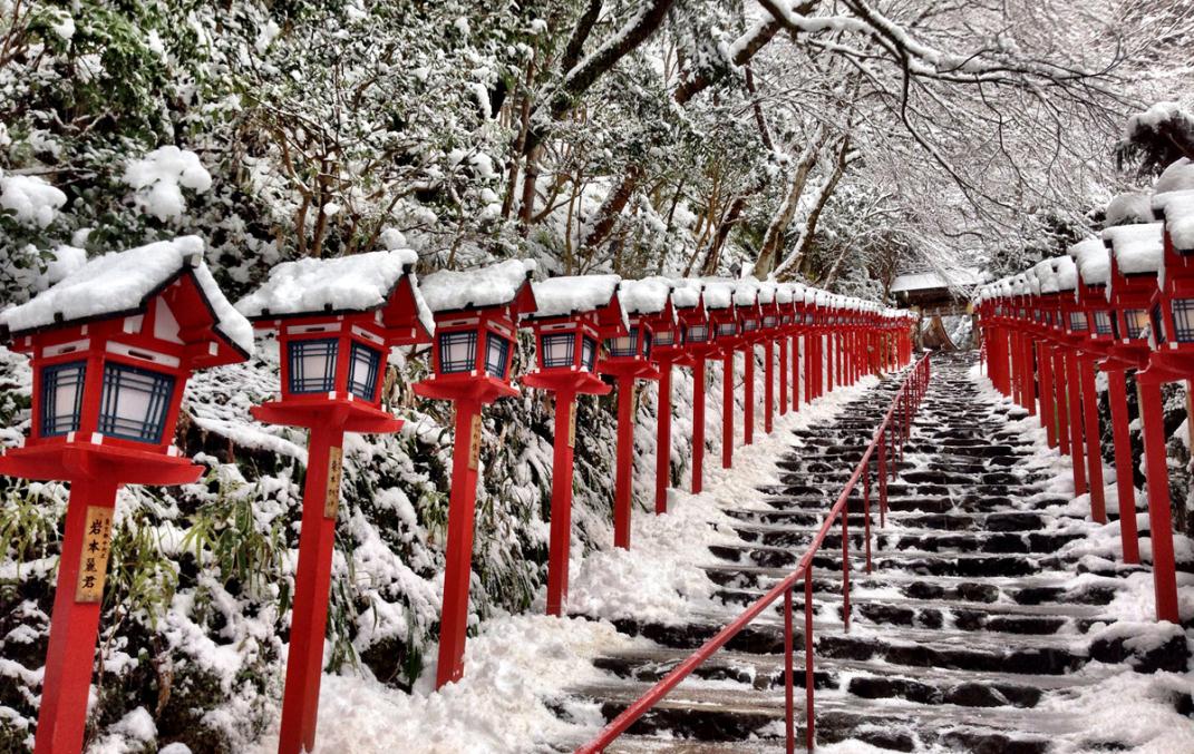 冬季貴船神社一片銀白，唯有階梯上紅色燈籠點綴。(圖片來源／kifunejinja）