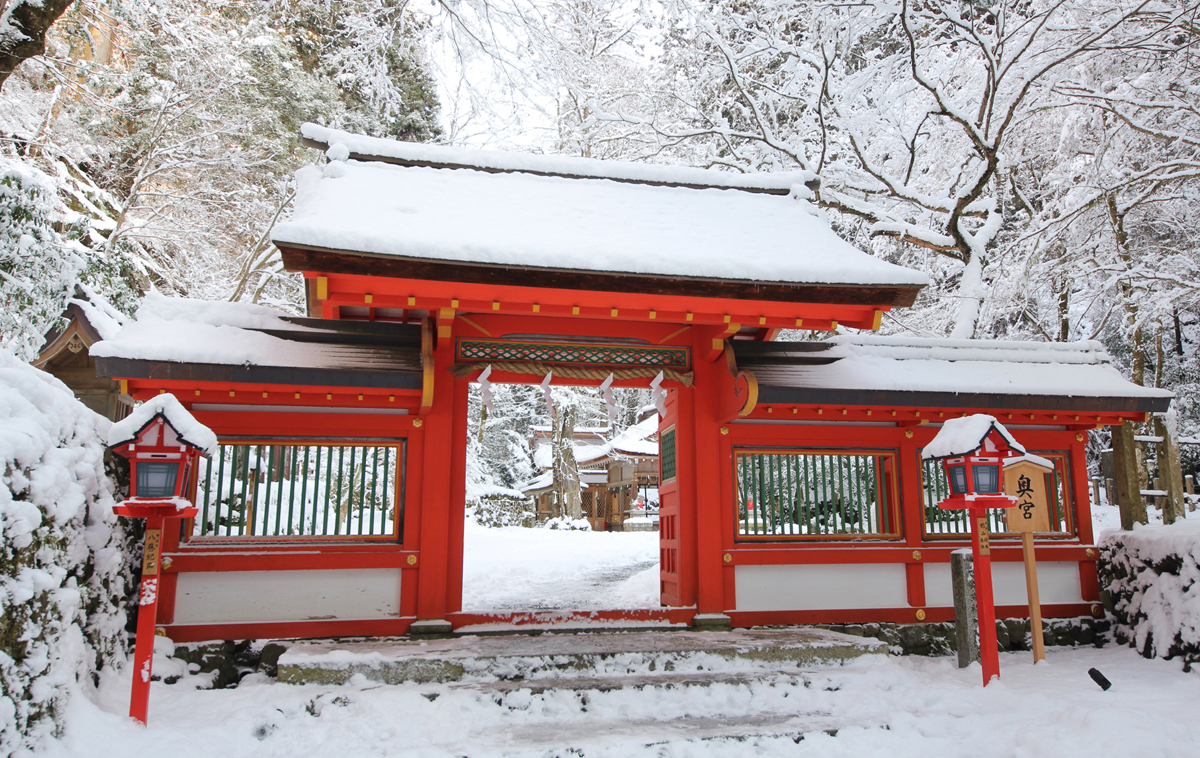 藏在雪堆裡的貴船神社，感覺格外神秘。(圖片來源／kifunejinja）