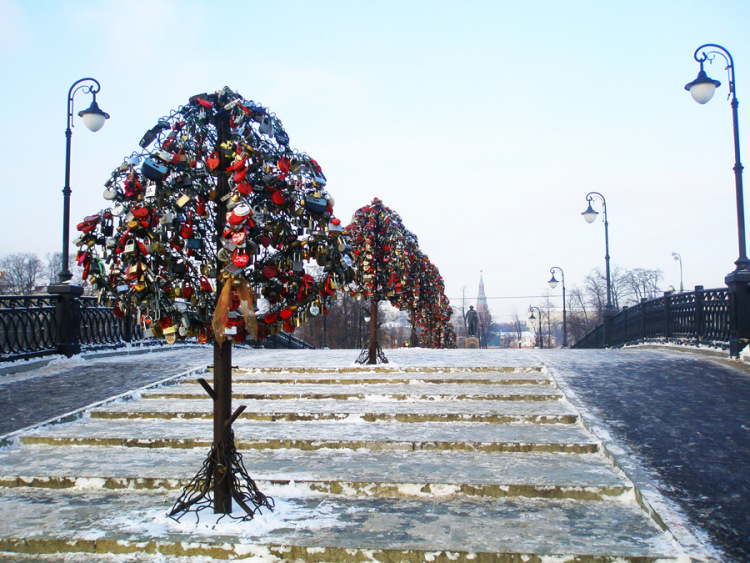 盧日科夫拱橋上結滿了愛情鎖的愛情樹鎖樹。(圖片來源／data13)