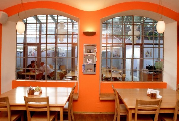 暖色調的用餐空間。(圖片來源／Hostel Celica)