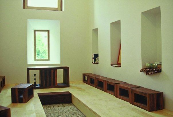 暖色調的用餐空間。(圖片來源／Hostel Celica)