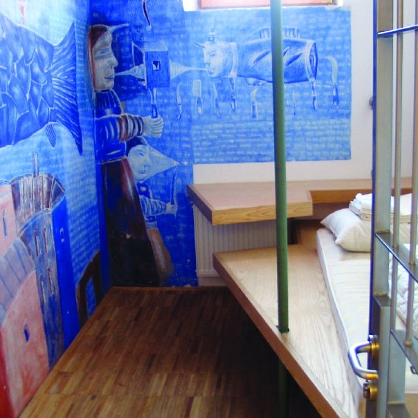 每間”牢房”都有專屬於自己的空間設計。(圖片來源／Hostel Celica)