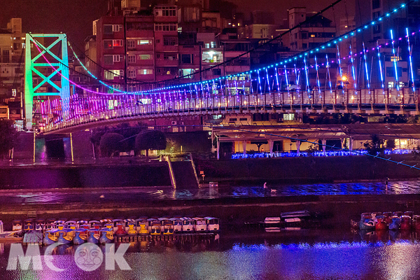 碧潭大橋夜景迷人充滿歡愉氣息。（圖片提供／新北市政府觀光旅遊局）