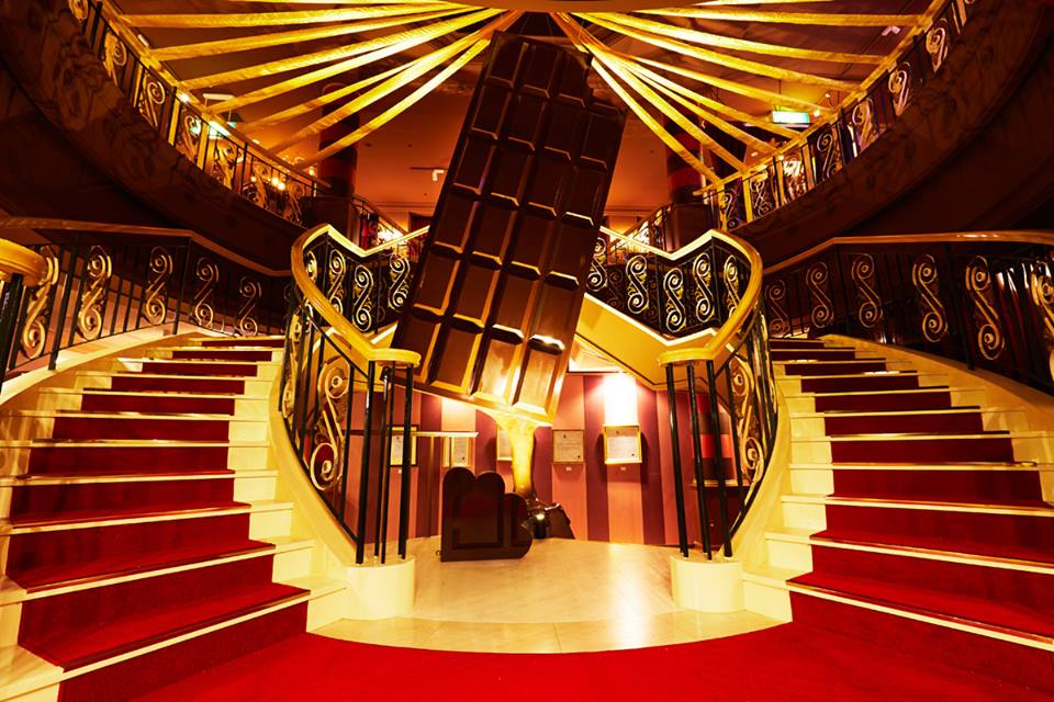 巧克力伯爵館，一入內就能看到高達４公尺高的巧克力塊。(圖片來源／HUIS TEN BOSCH)