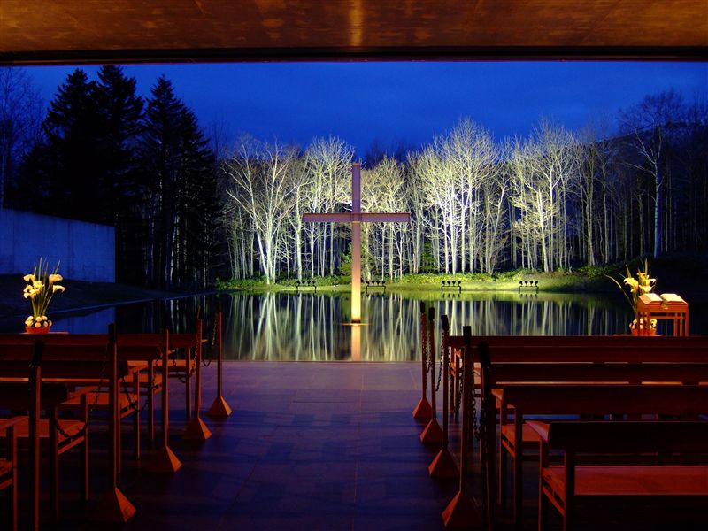 夜裡的水之教堂夜景依舊寧靜美好。(圖片來源／minkara)
