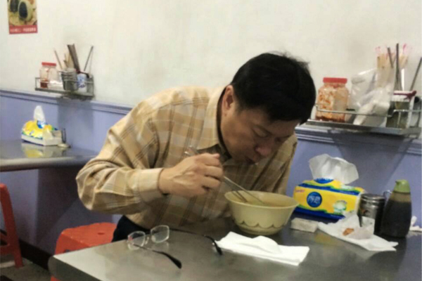 柯文哲於粉絲專頁上貼出自己吃牛肉麵被媒體捕捉的照片。(圖片來源／柯文哲)