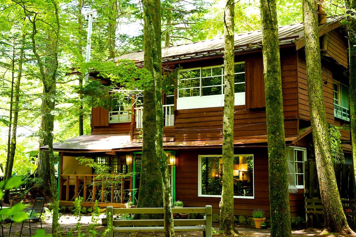 森林裡的露天咖啡館，感覺愜意悠閒。(圖片來源／Hotel Tsuruya)